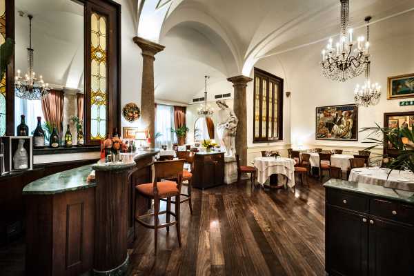 Luxury charme restaurant boeucc milan