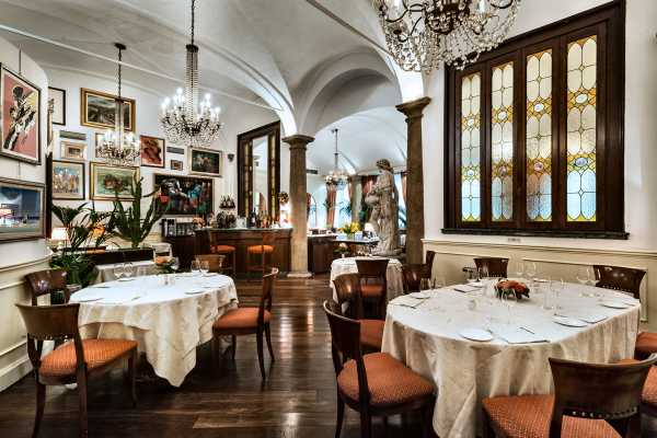 Luxury charme restaurant  boeucc milan